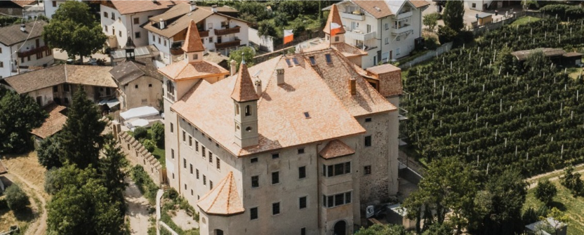 Castel Fahlburg: Gestione della struttura e servizio ospiti, 1. figura